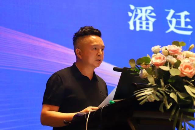 鋯鉿分會副會長兼秘書長安仲生,中國五金制品協會專職副理事長金立新